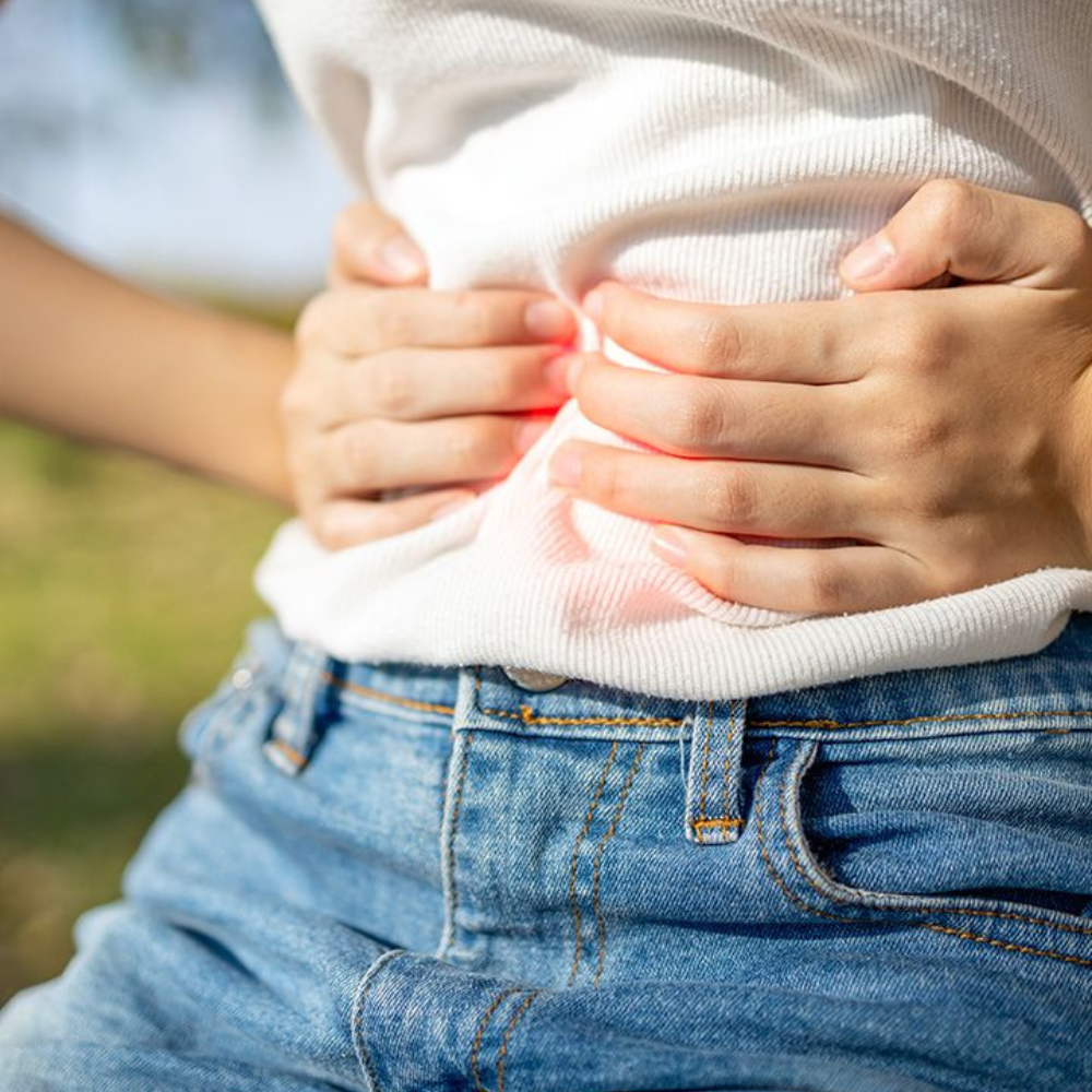 dolor estomacal de mujer que le faltan probioticos