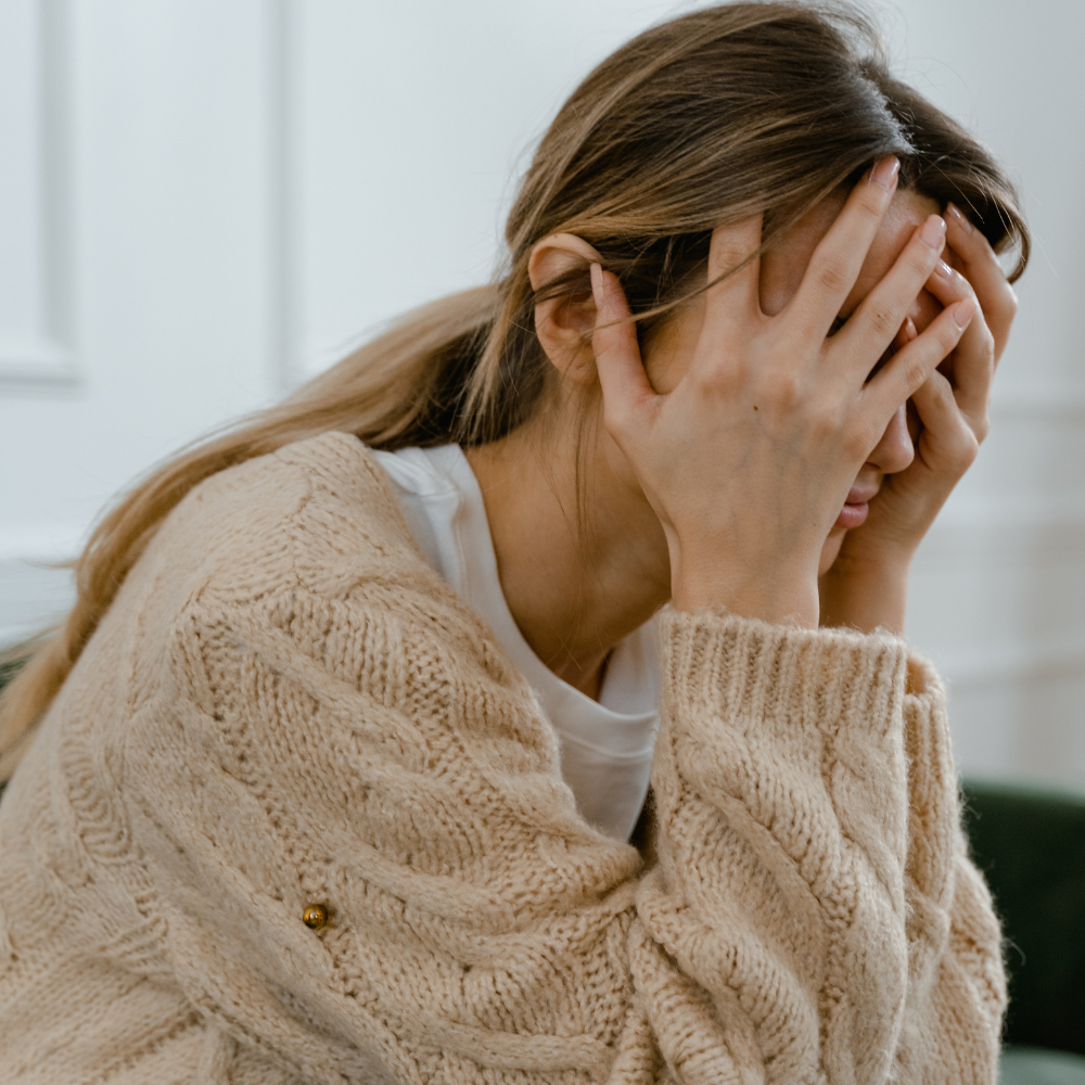 mujer estresada que le hacen falta vitaminas