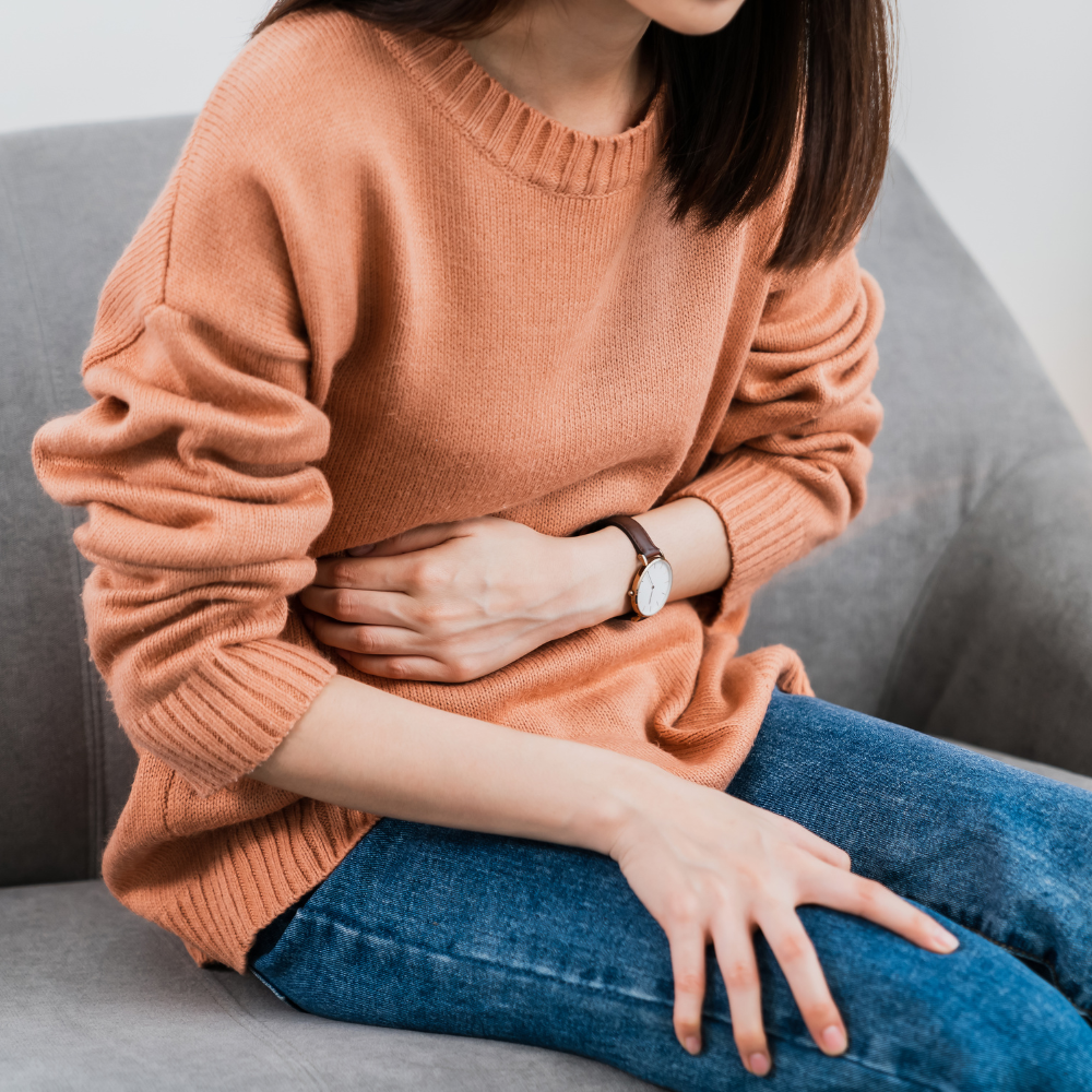 dolor estomacal de mujer que le faltan probioticos