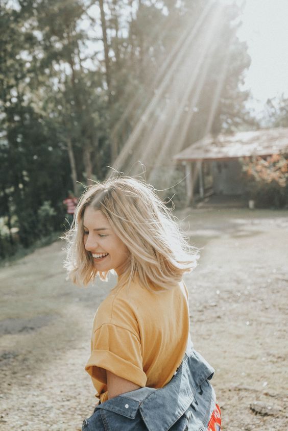 mujer feliz al aire libre